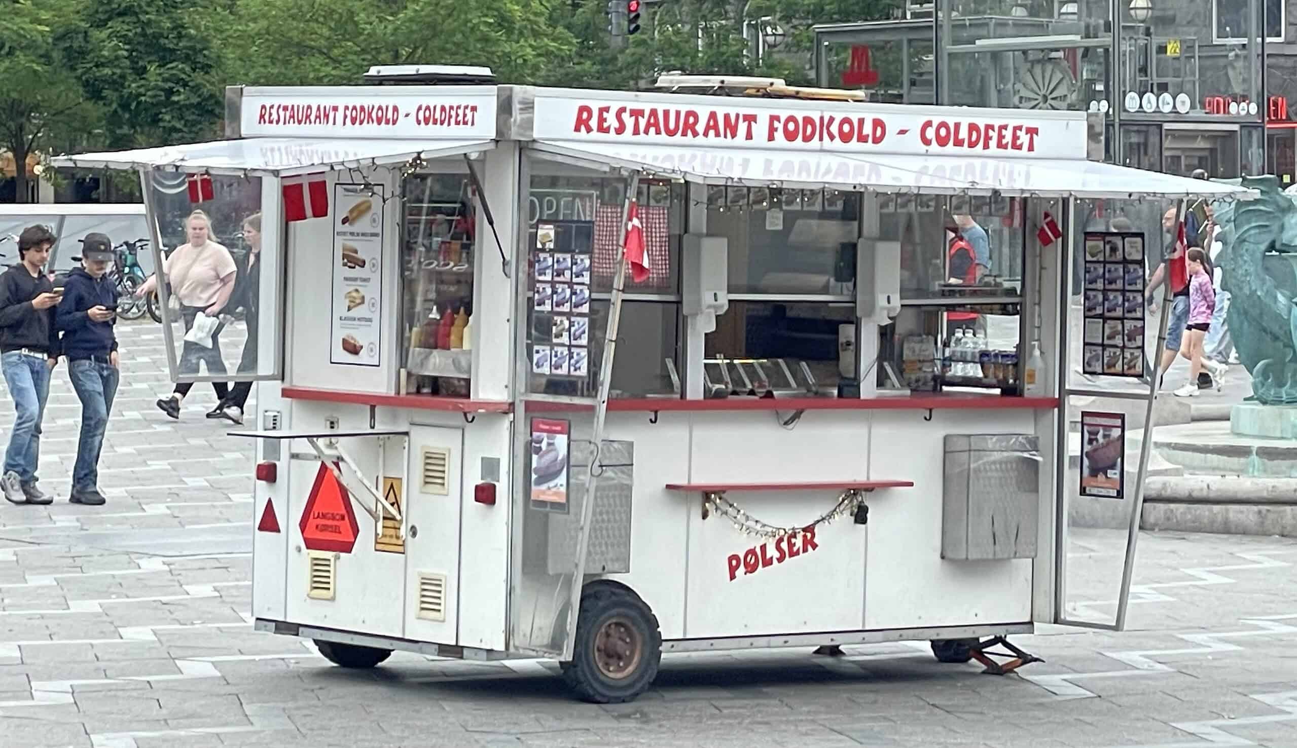 Kleiner weißer Imbißwsgen auf Platz.