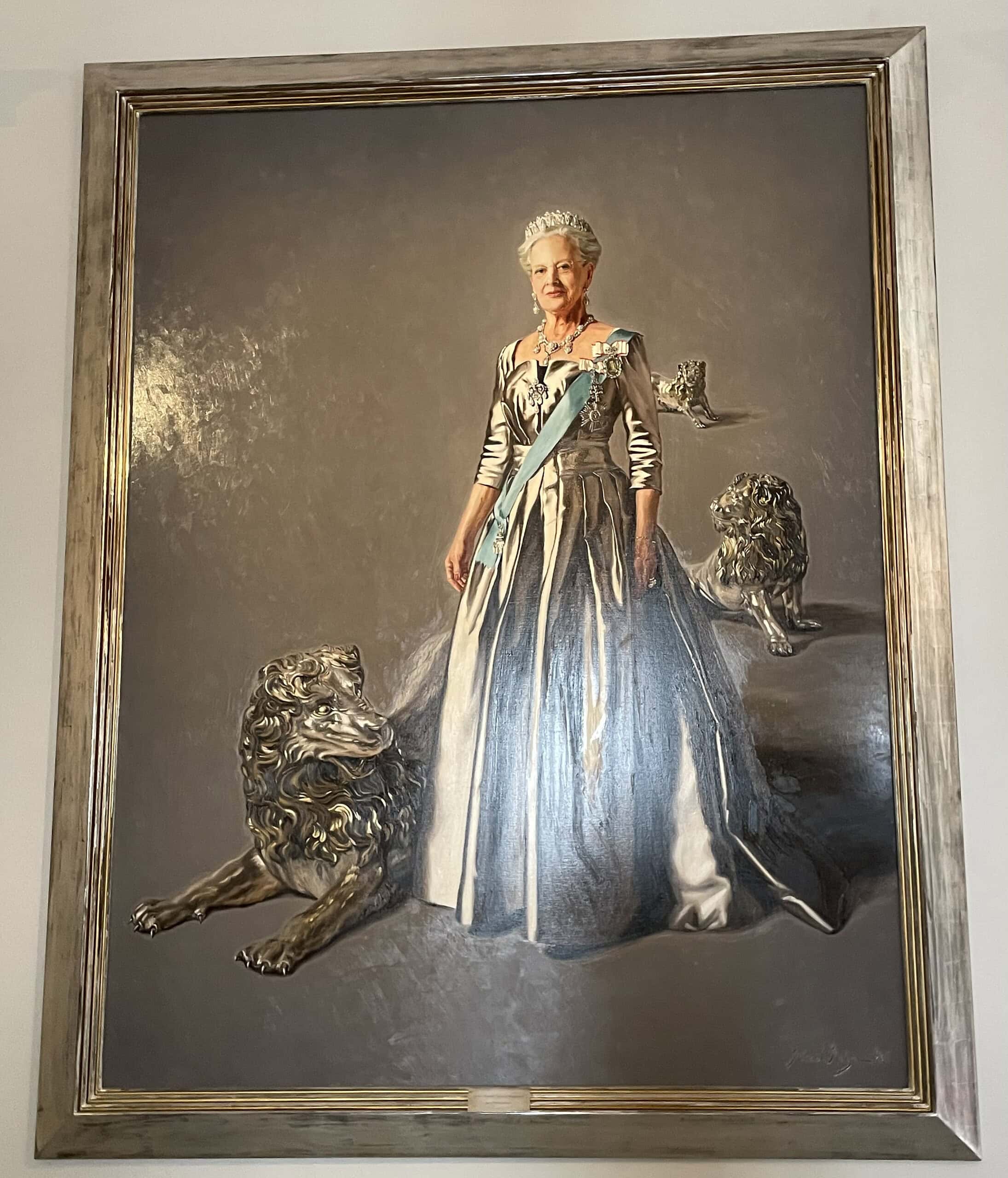 Großgemälde der dänischen Königin Margrethe II. mit silber-hellblauen Kleid und 2 Silberlöwen.