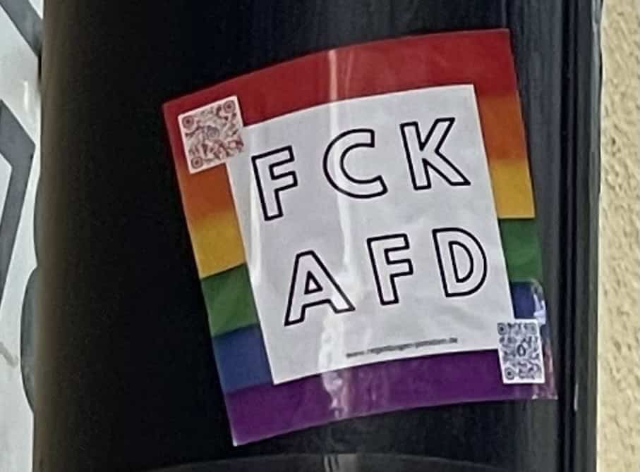 ‘FCK AFD‘-Aufkleber mit Regenbogenumrandung