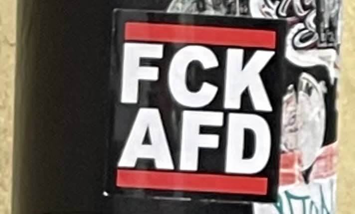 Klassischer FCk AFD Aufkleber mit weißer Schrift, schwarzem Hintergrund und roten Linien