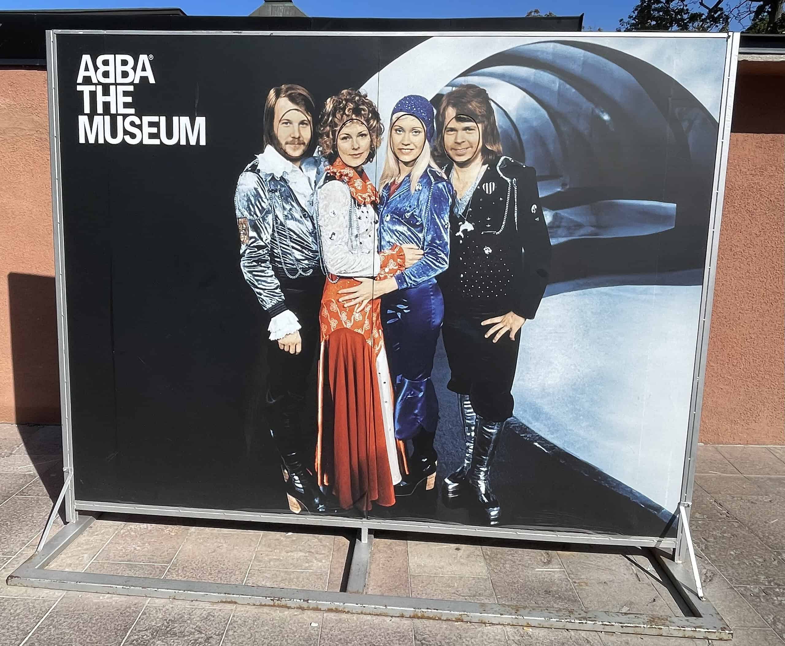 Aufsteller mit den 4 ABBAS in Showkostümen.