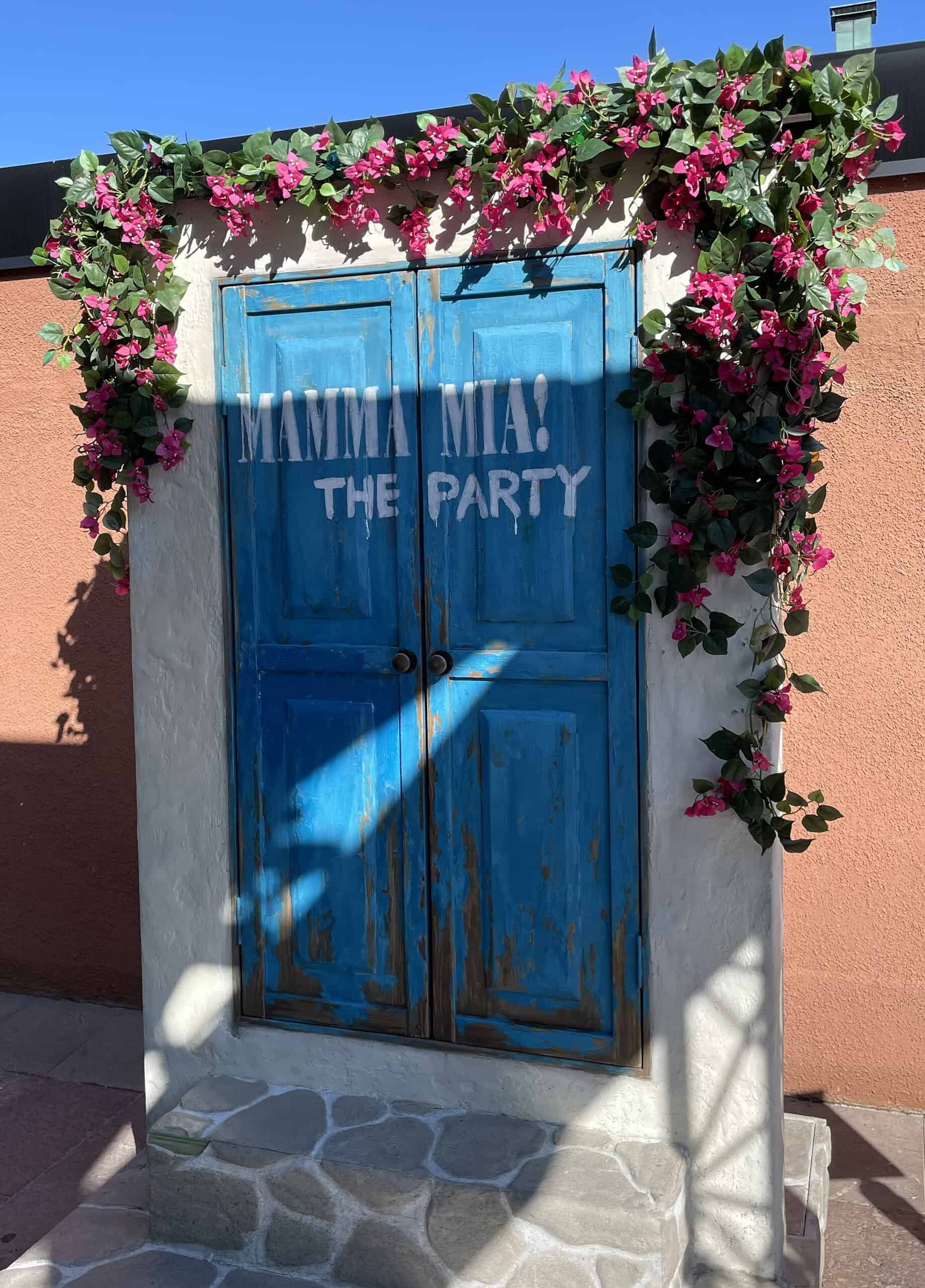 Die blaue Mamma Mia Hilztür mit Slogan ‚The Party‘