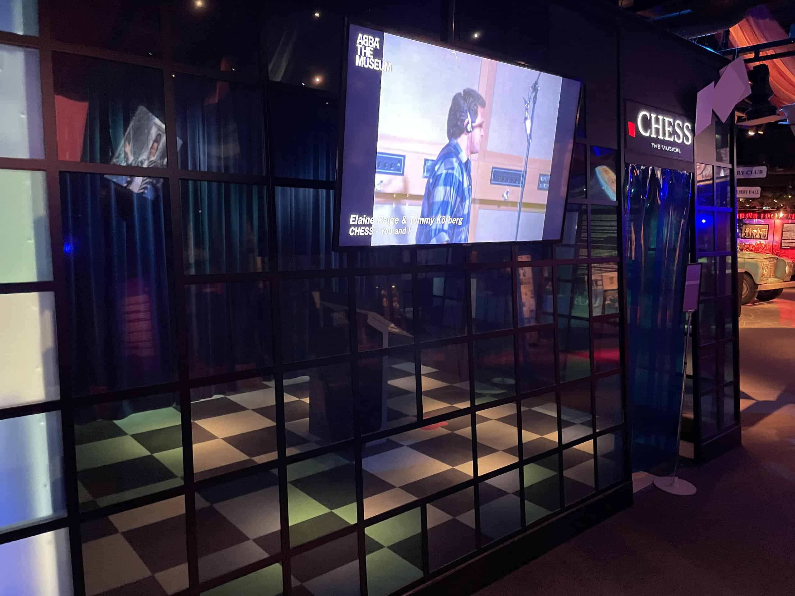 Ausstellungsbox zum Musical Chess und Fernsehr mit Aufnahmen von Chess.