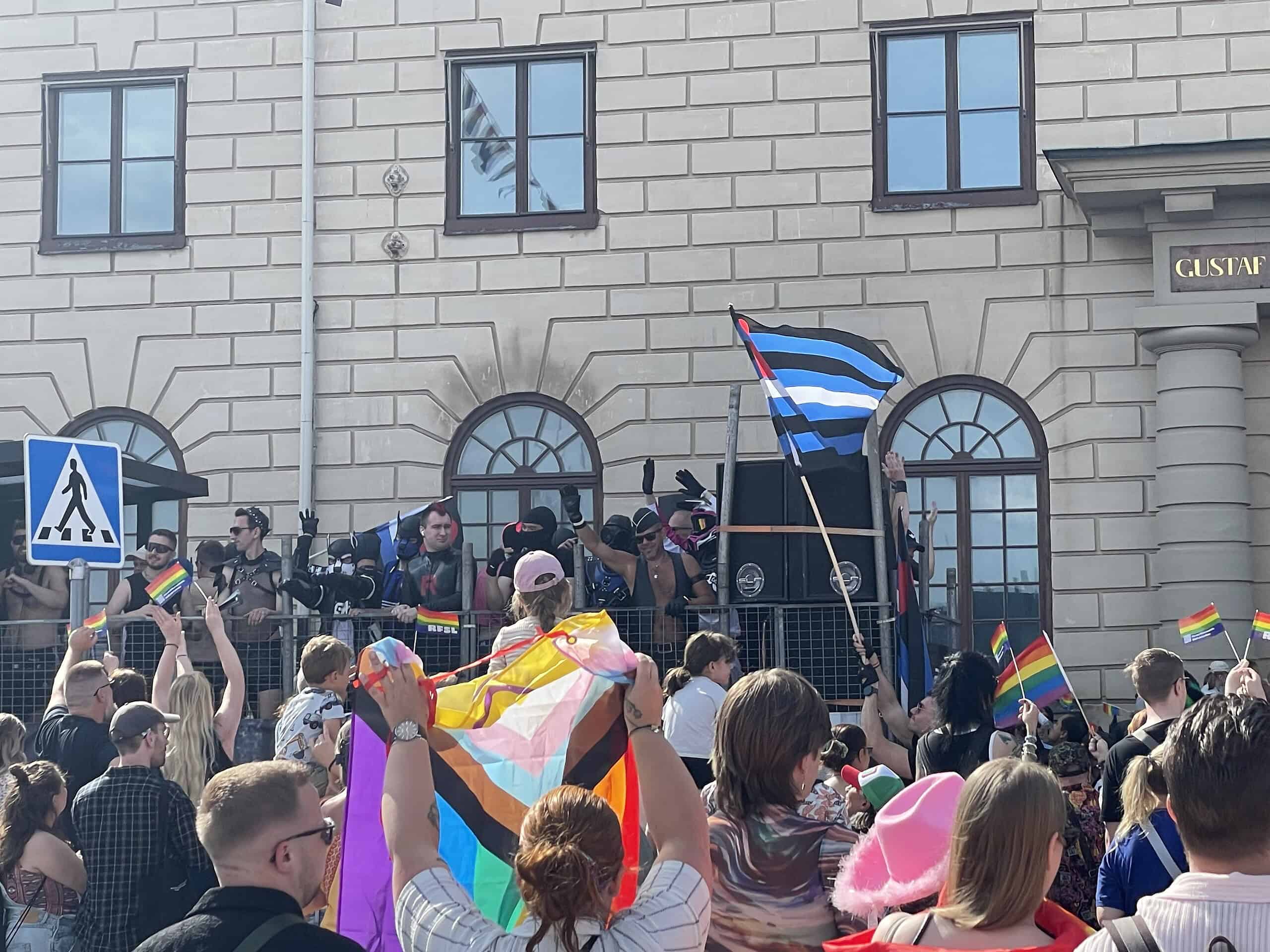 Pride Parade, der Zug der Parade und Teilnehmer davor.