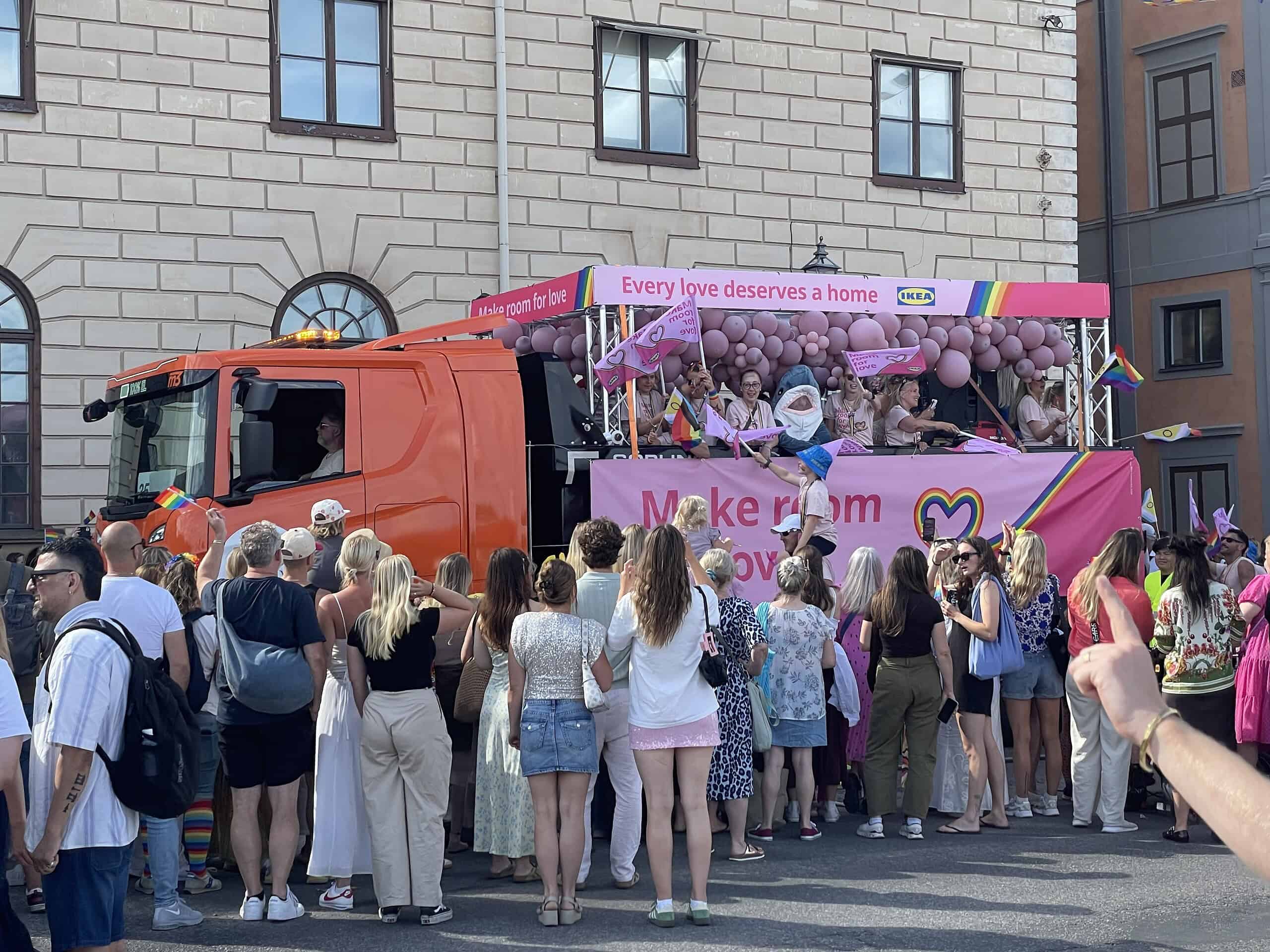 Ein roter Truck mit Feiernden, Zuschauer davor.
