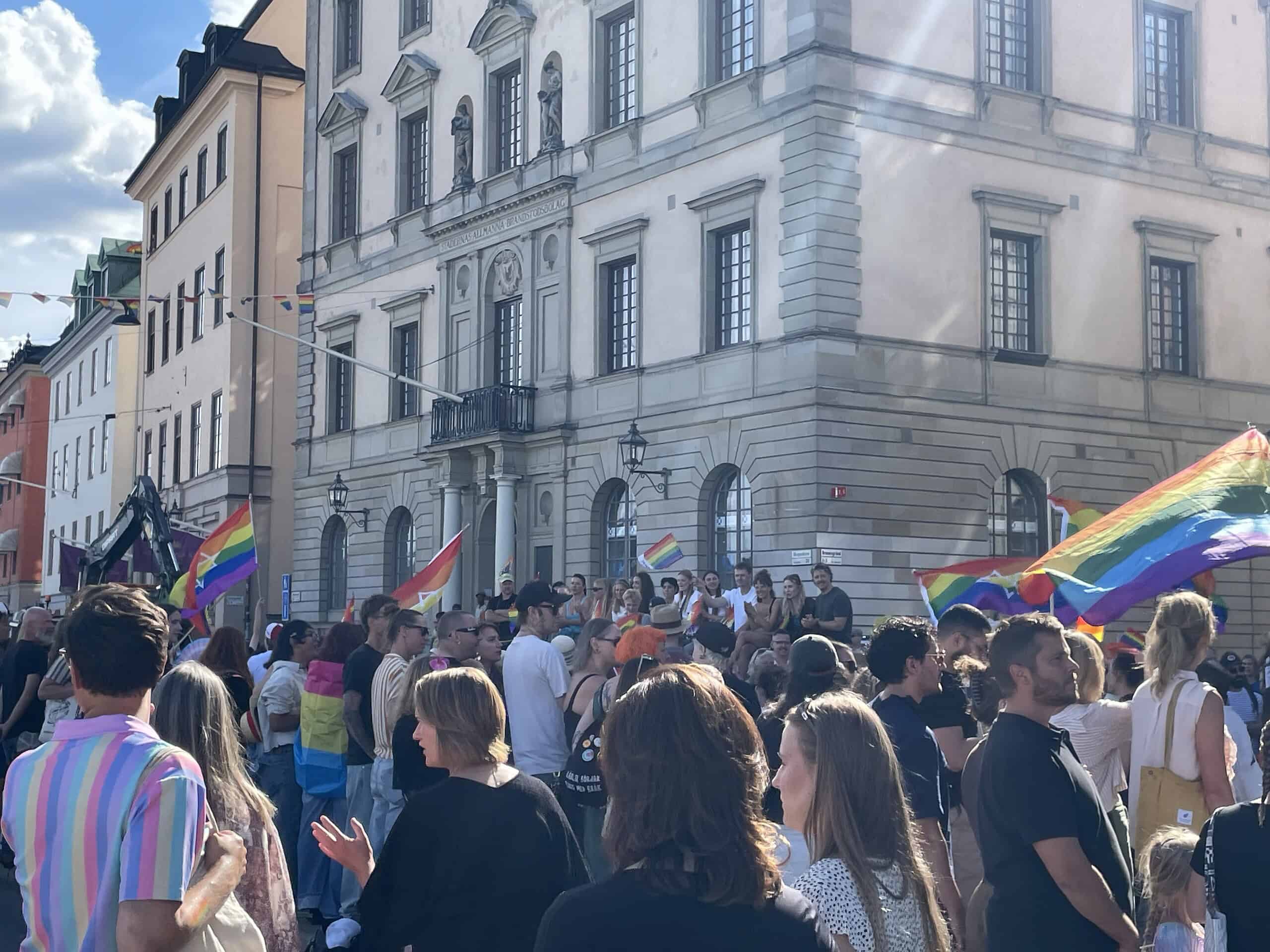 Zuschauer/Teilnehmer und CSD-Fahnen.