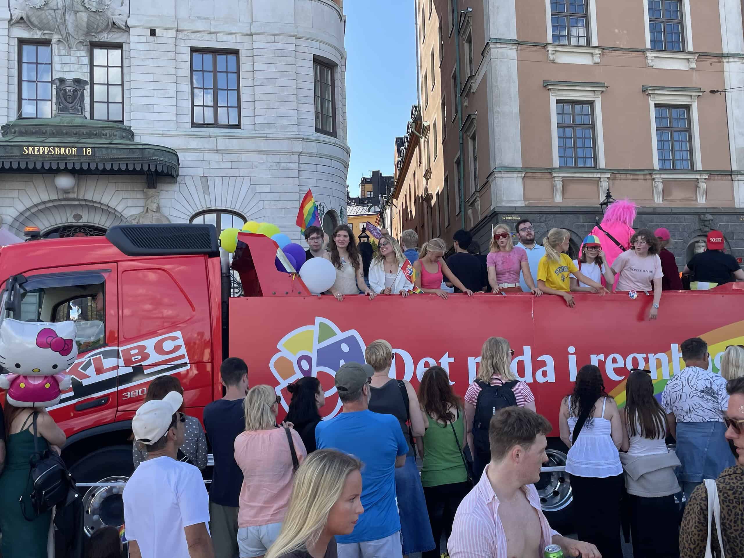 Weiterer roter Truck mit Feiernden.