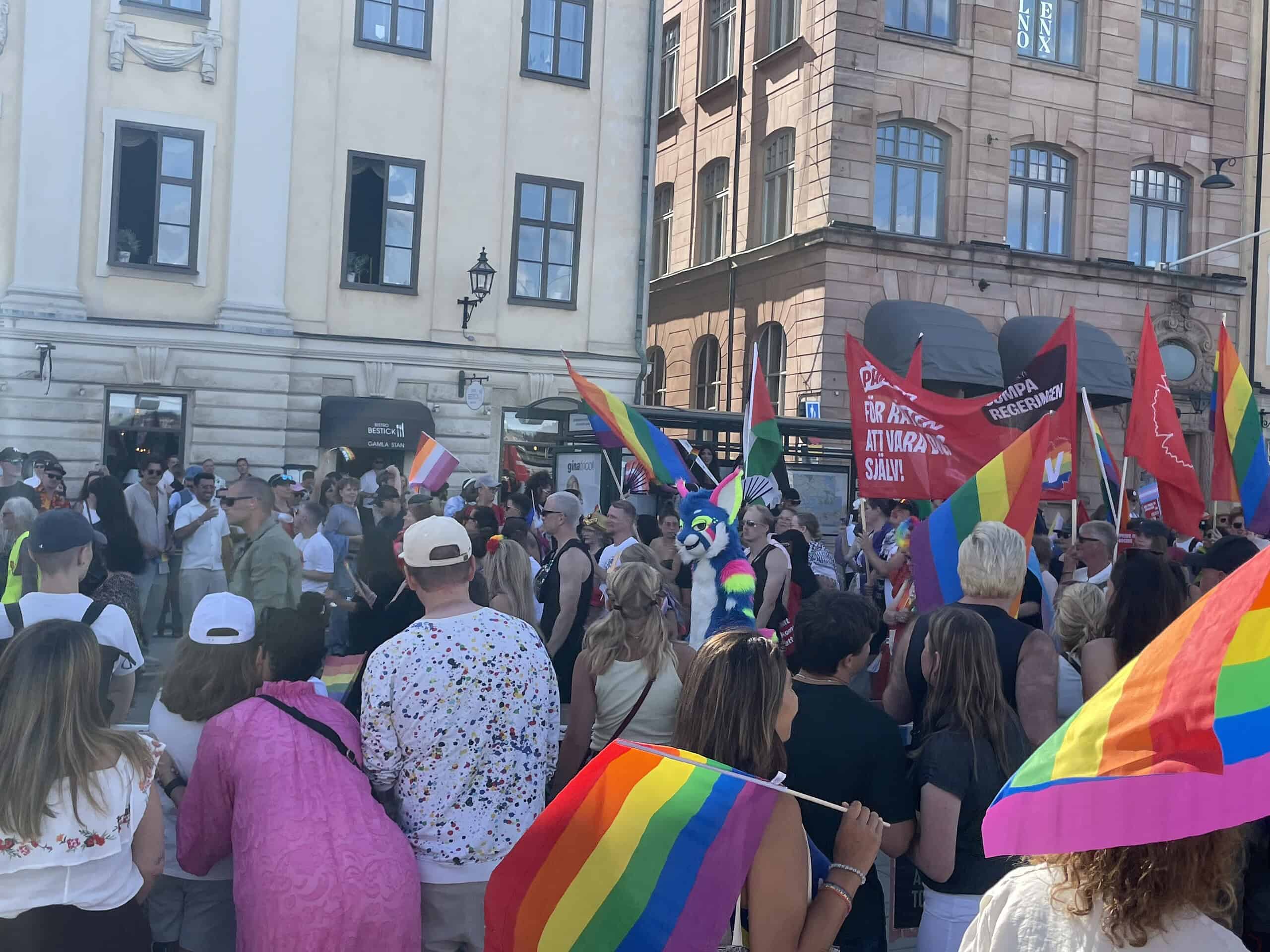 Zugteilnehmer mit Fahnen und Zuschauer mti Fahnen.