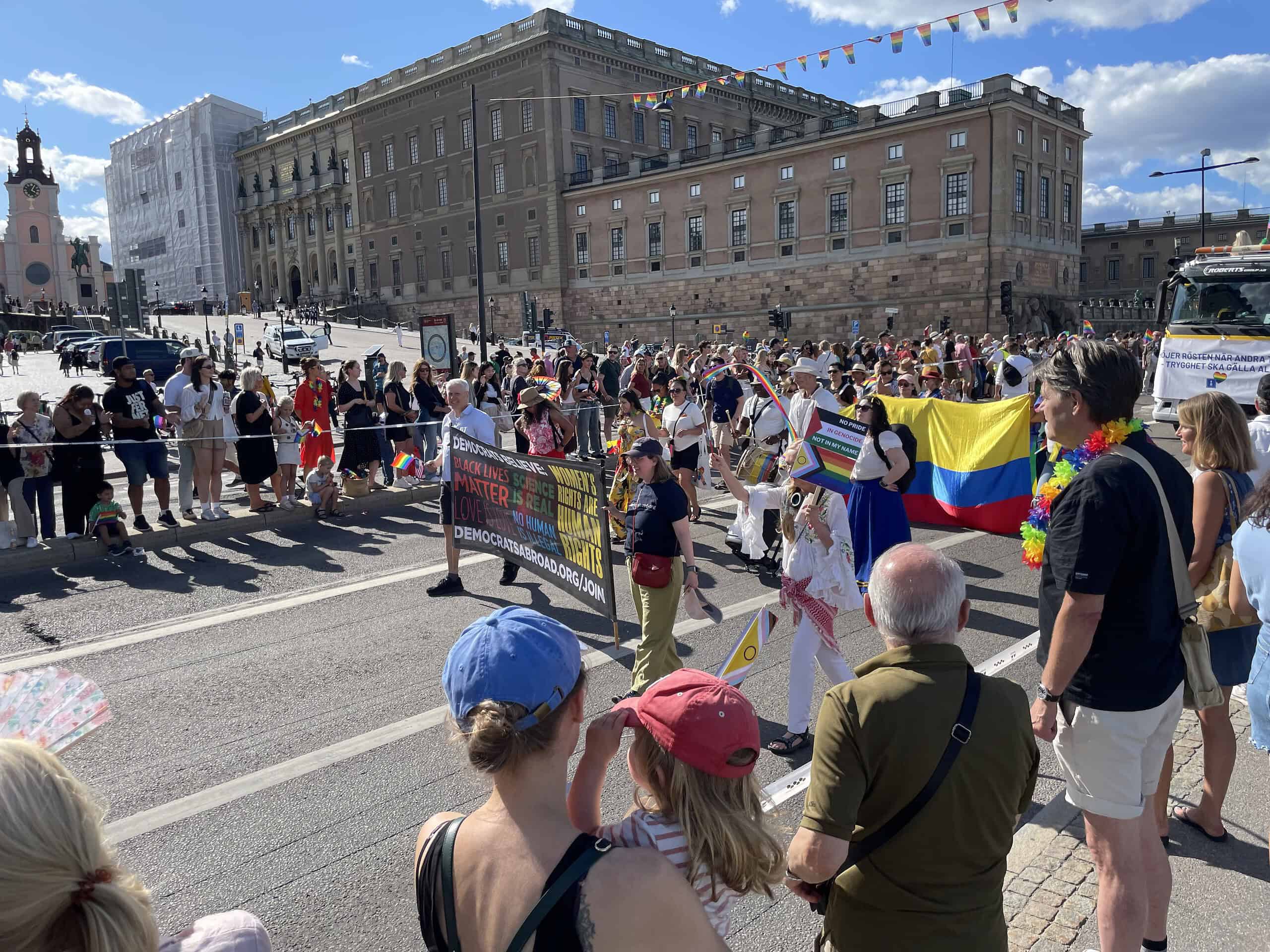 Der Pride-Zug zieht auf der Straße vor dem Schlo0 vorbe.