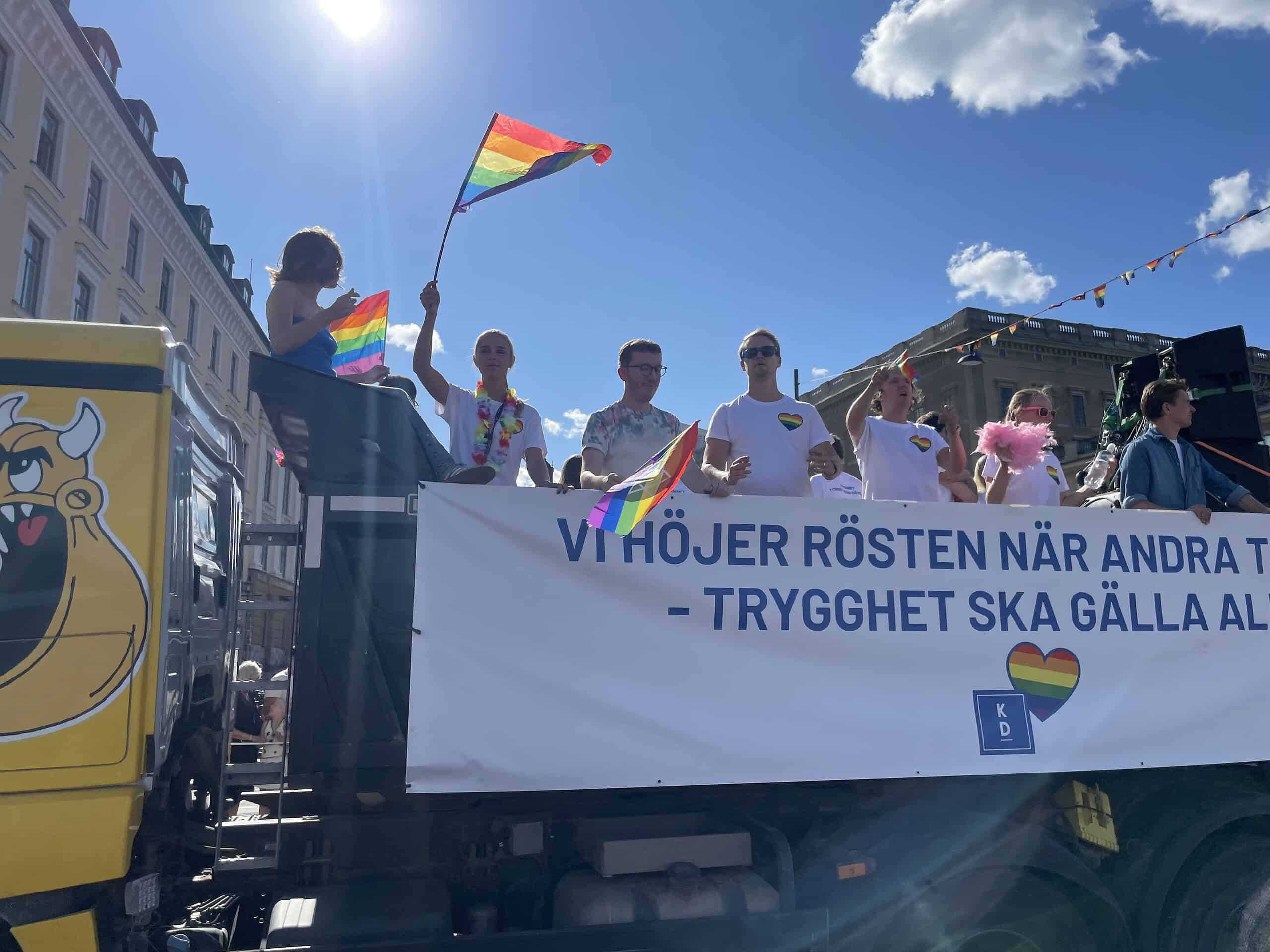 CSD-Zugwagen mit Feiernden daruaf.