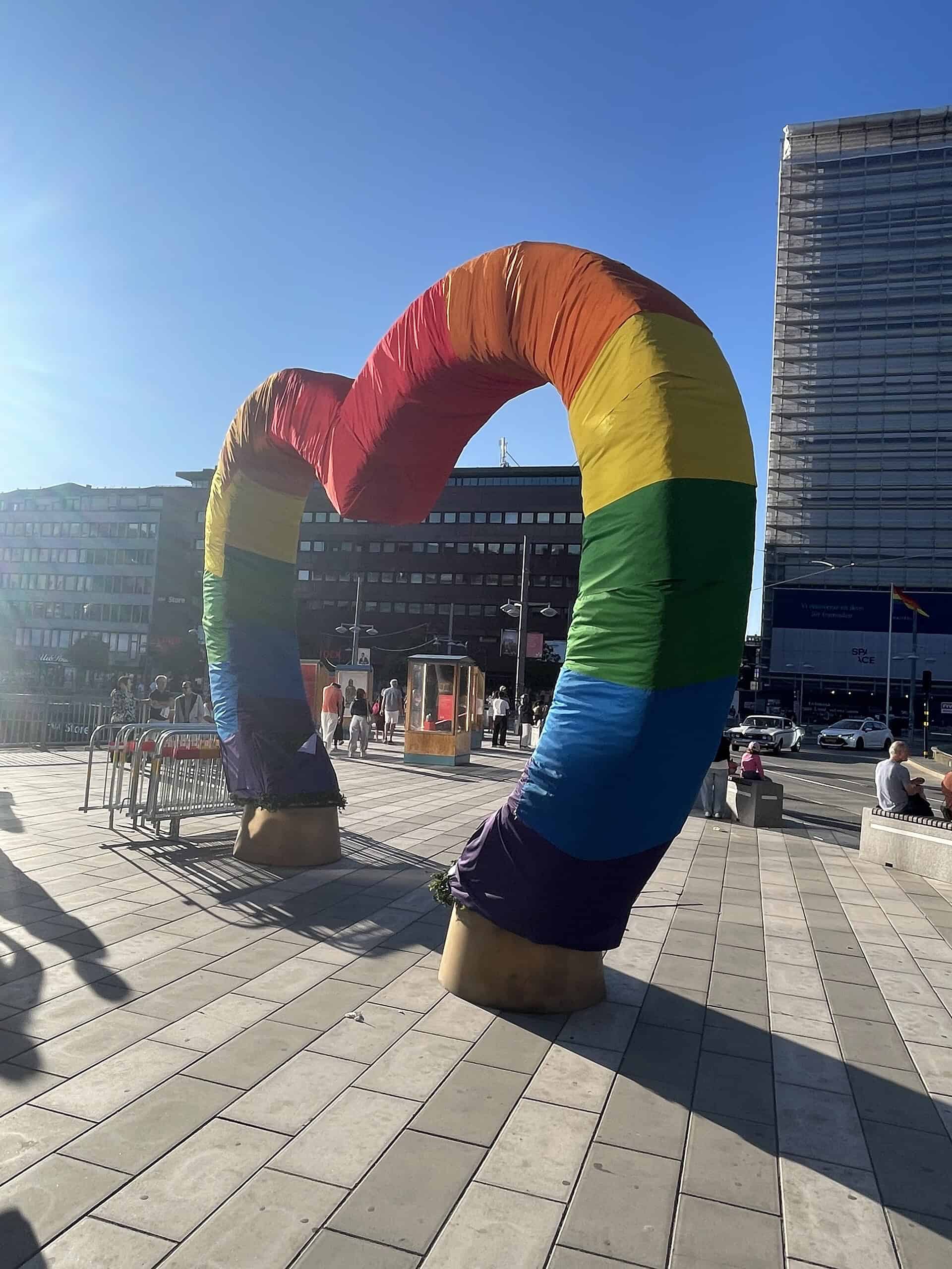 Rieses, durchgebahres Pride-Herz am Hauptbahnhof.