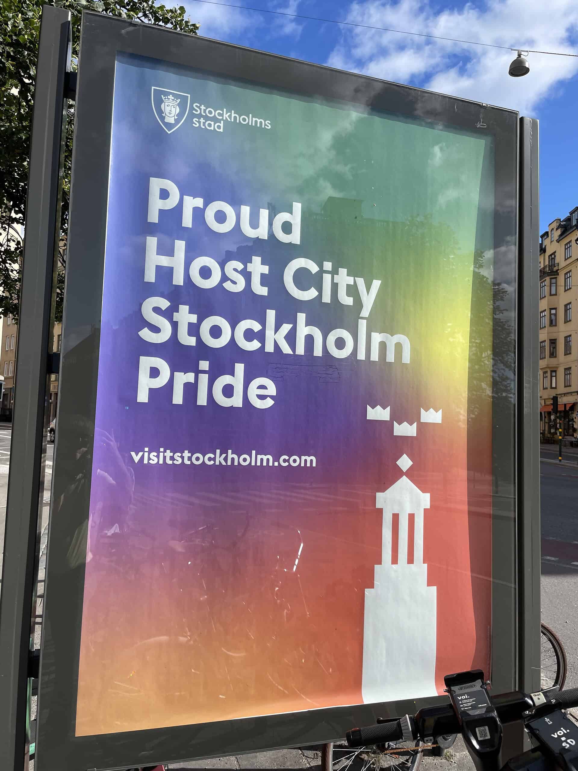 Werbetafel mit CSD-Werbung: Stockholm stad Proud Host City Stockholm Pride visitstockholm.com