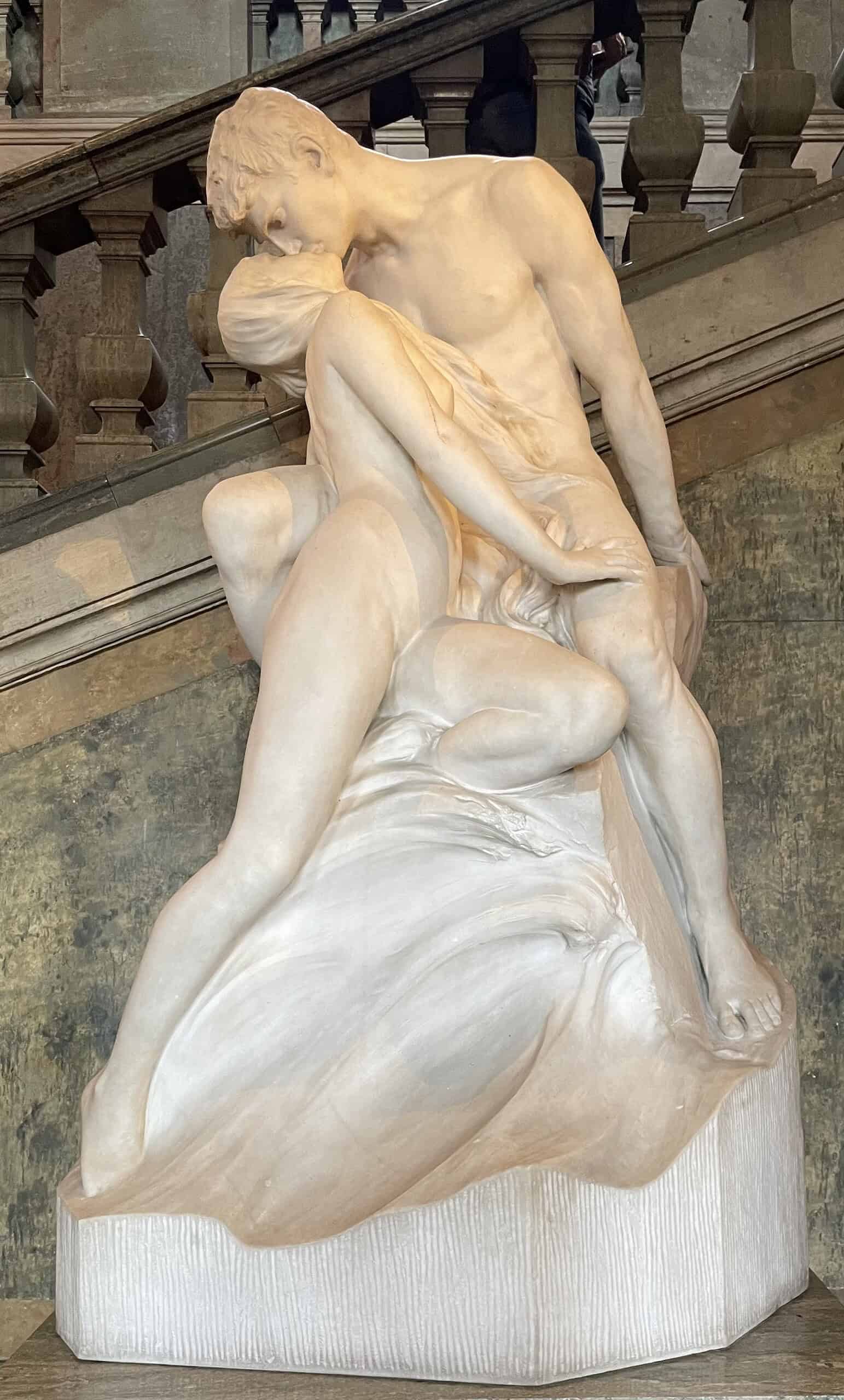 Marmorskulptur eines nackten, sich küssenden jungen Paares.