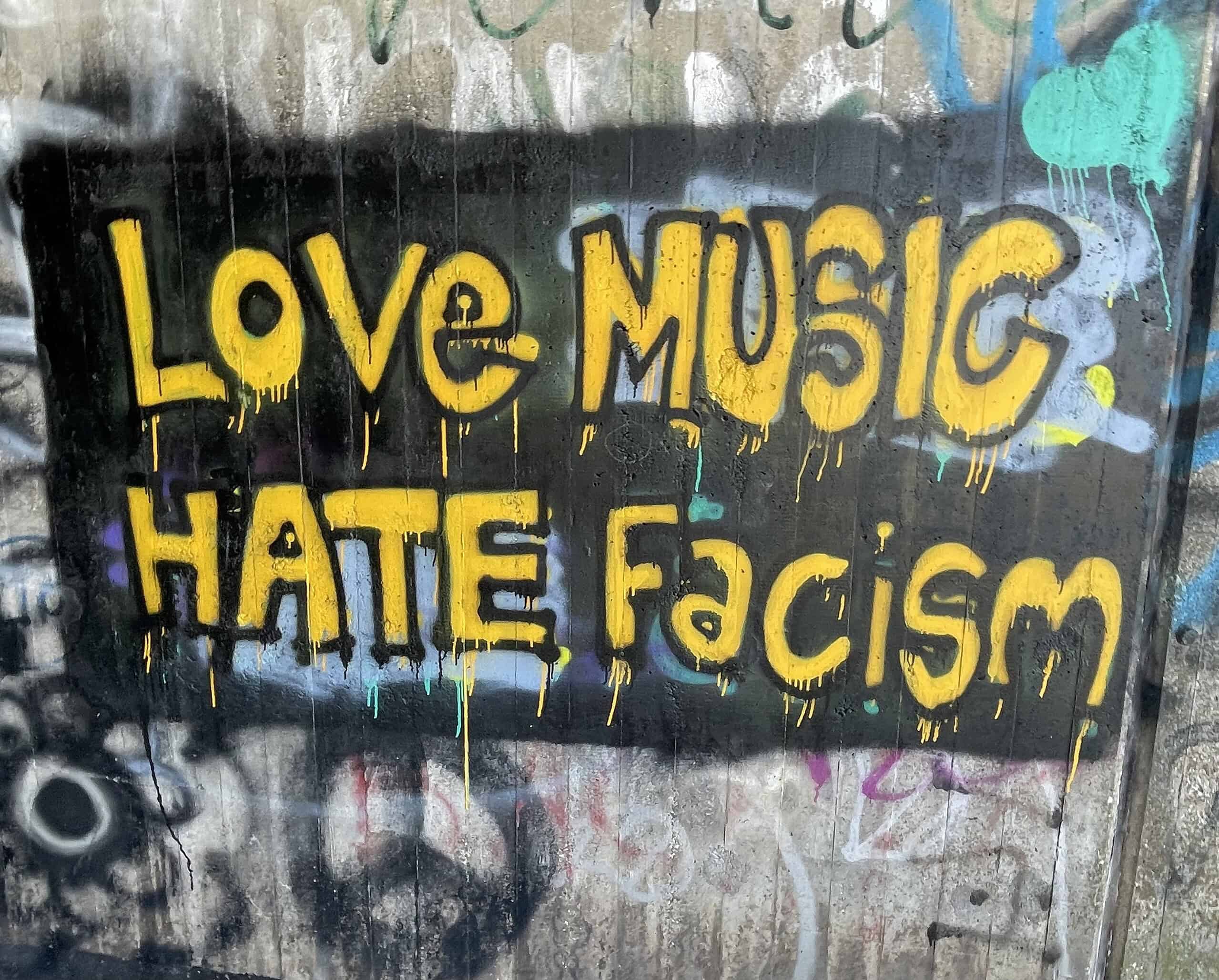Graffiti mit Spruch; Love music Gate facism.