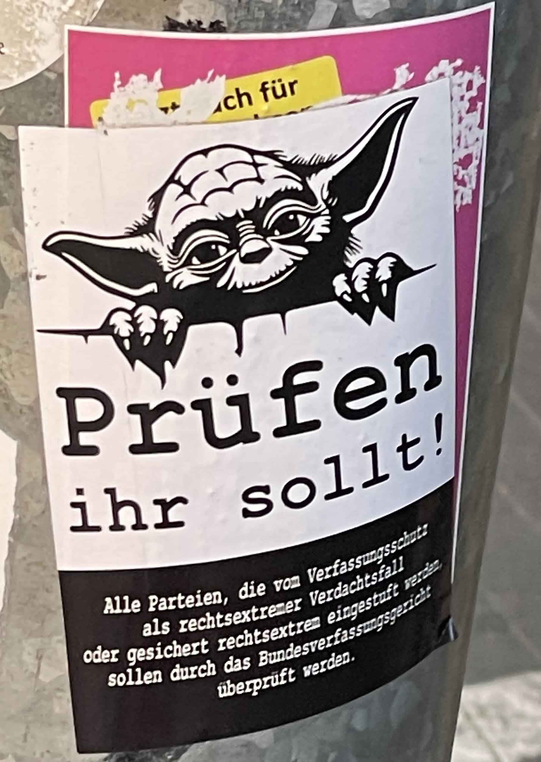 Yoda-Aufkleber am Laternenpfahl mit Hinweis, rechtsextreme Parteien durch das Bundesverfassungsgericht zu überprüfen.