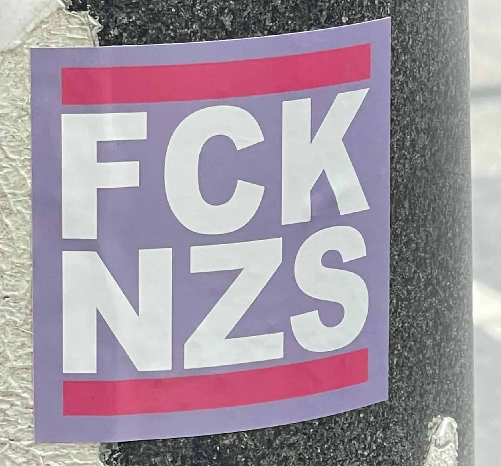 Aufkleber an Ampelpfahl: FCK NZS