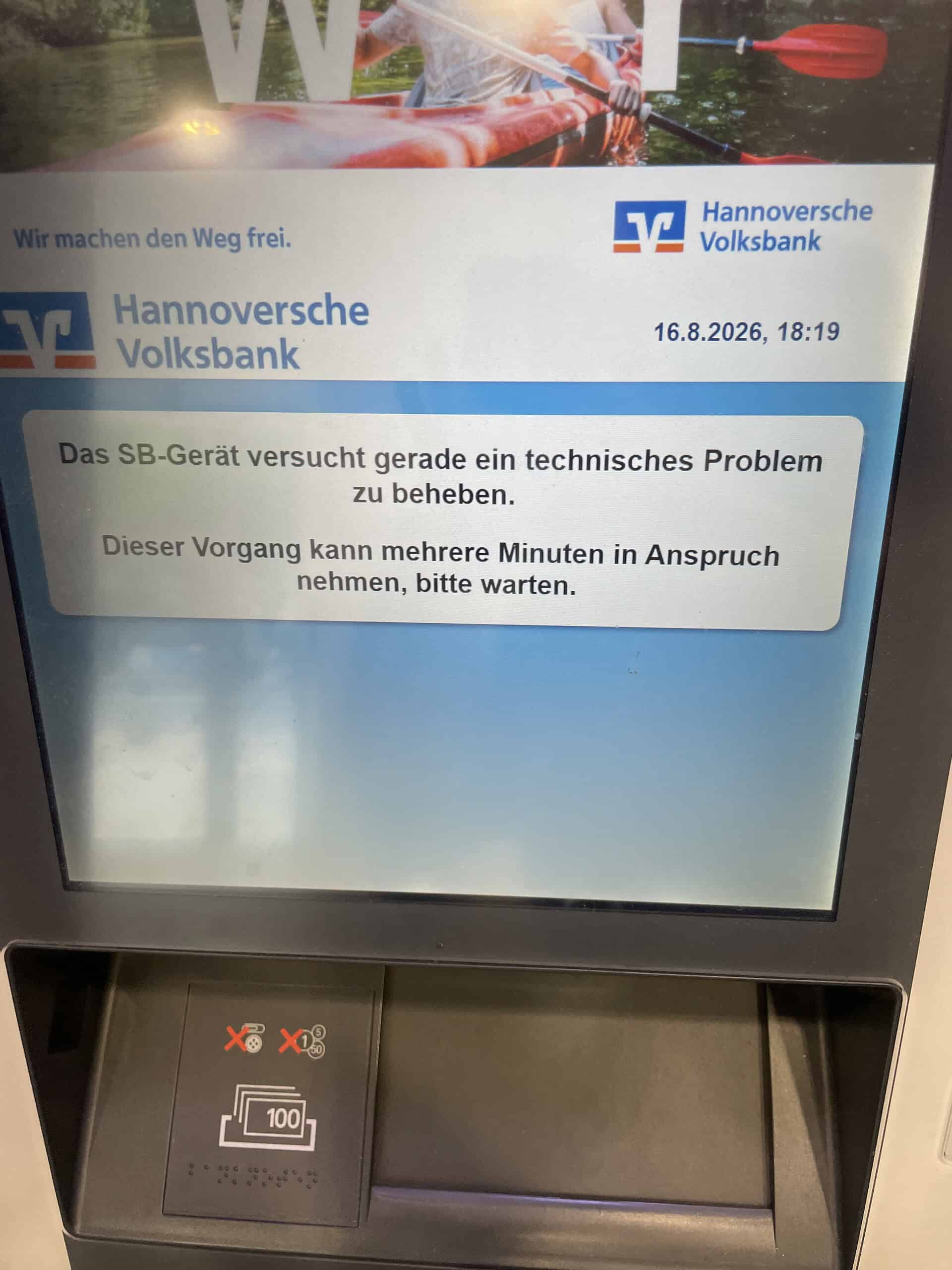Volksbankgelfautomst mit Fehlermeldung: Das SB-Gerät versucht gerade ein technisches Problem zu beheben. Dieser Vorgang kann mehrere Minuten in Anspruch nehmen, bitte warten.