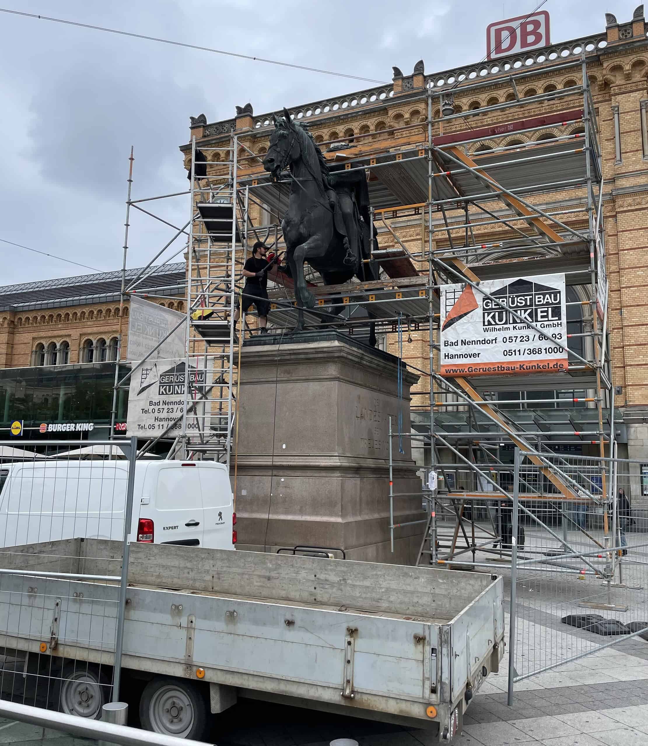 Denkmal von Ernst August von Hannover eingerüstet und ein Denkmalputzer reinigt dort.