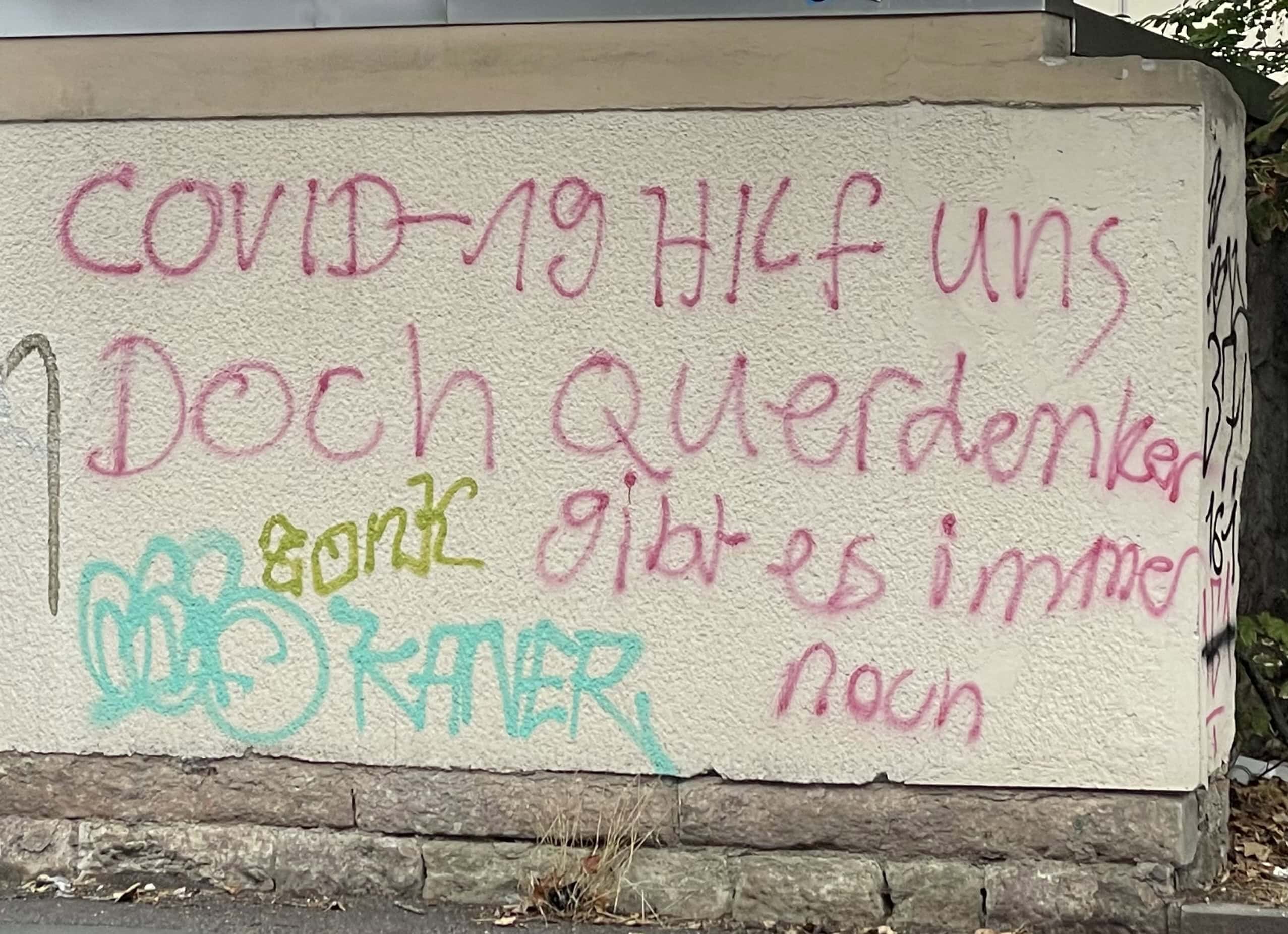 Spruch auf Wand COVID-18 hilf uns doch Querdenker gibt es immer noch.