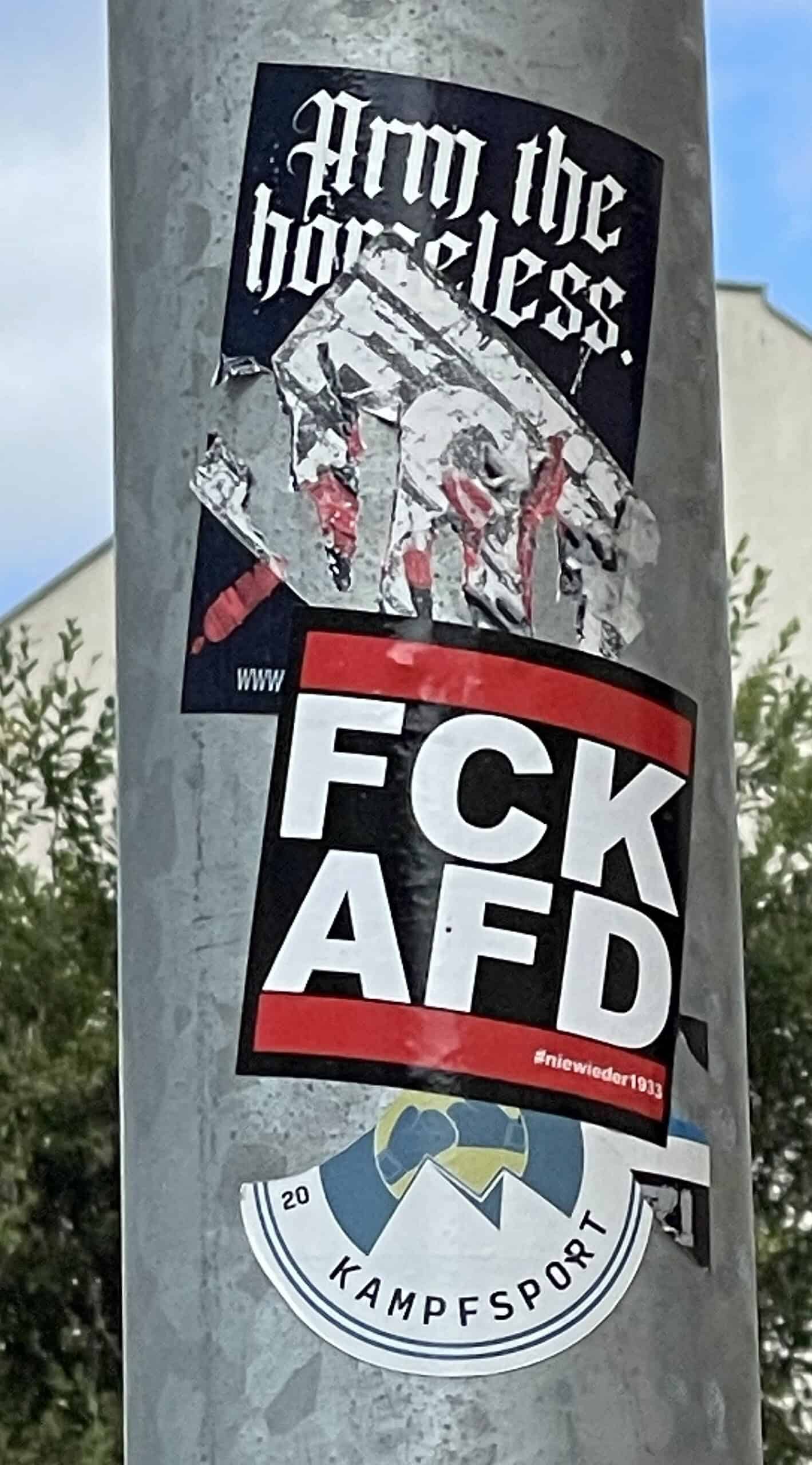 FCK AFD-Aufkleber an Laternenpfahl.