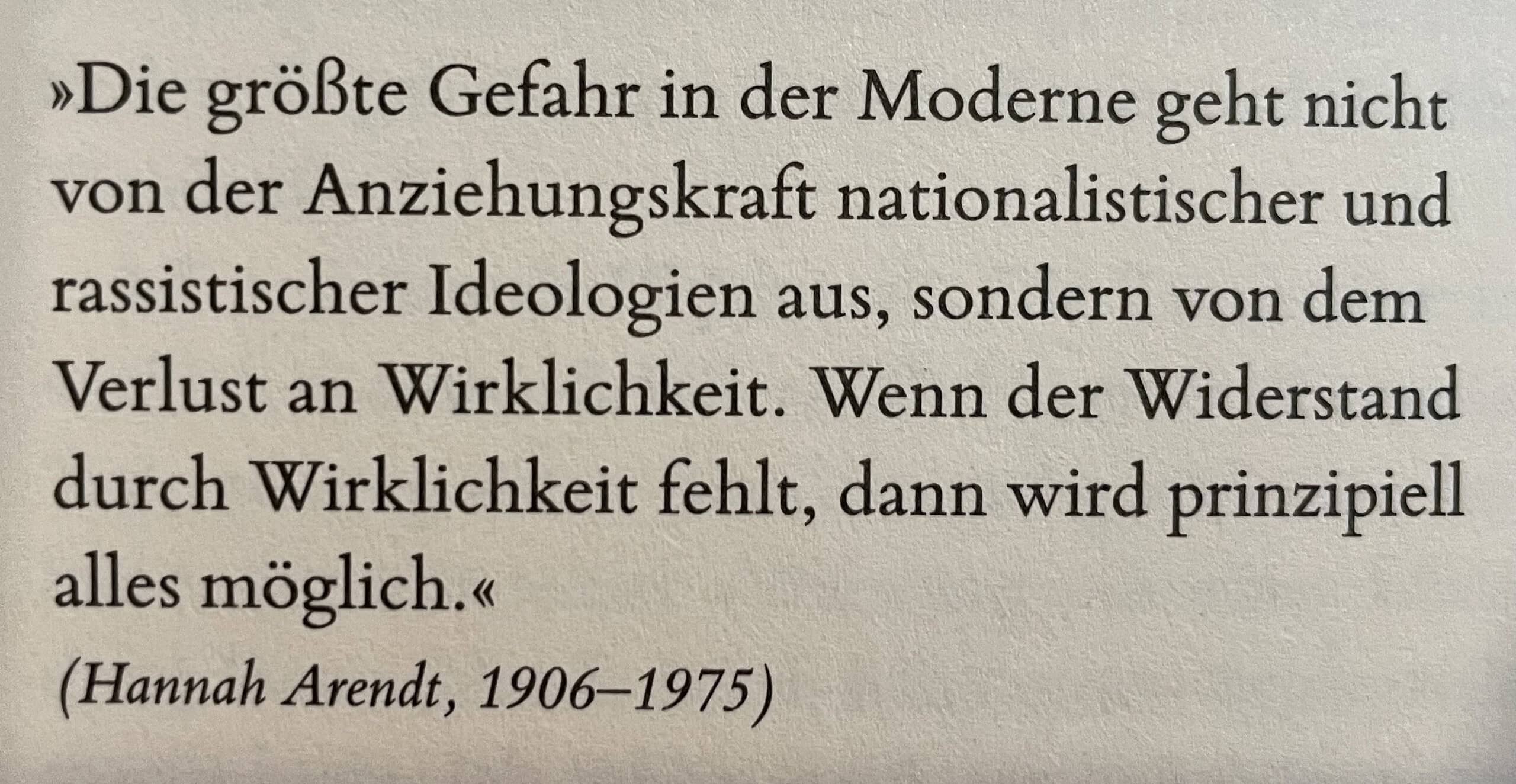 Zitat von Hannah Arendt zu Nationalismus und Rassismus bei Verlust der Wirklichkeit.