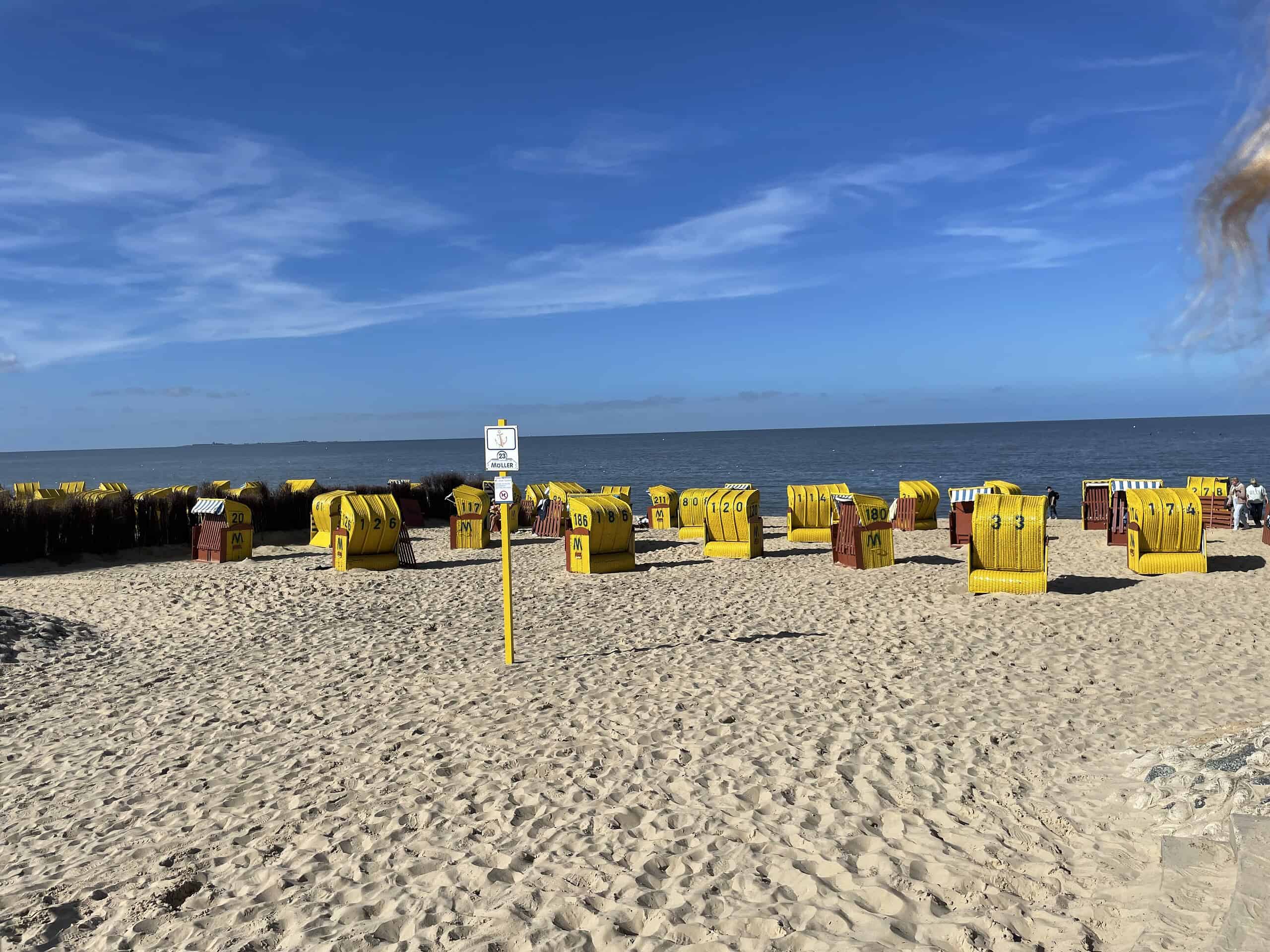 Cuxhavener Strand mit gelben Strandkörben.