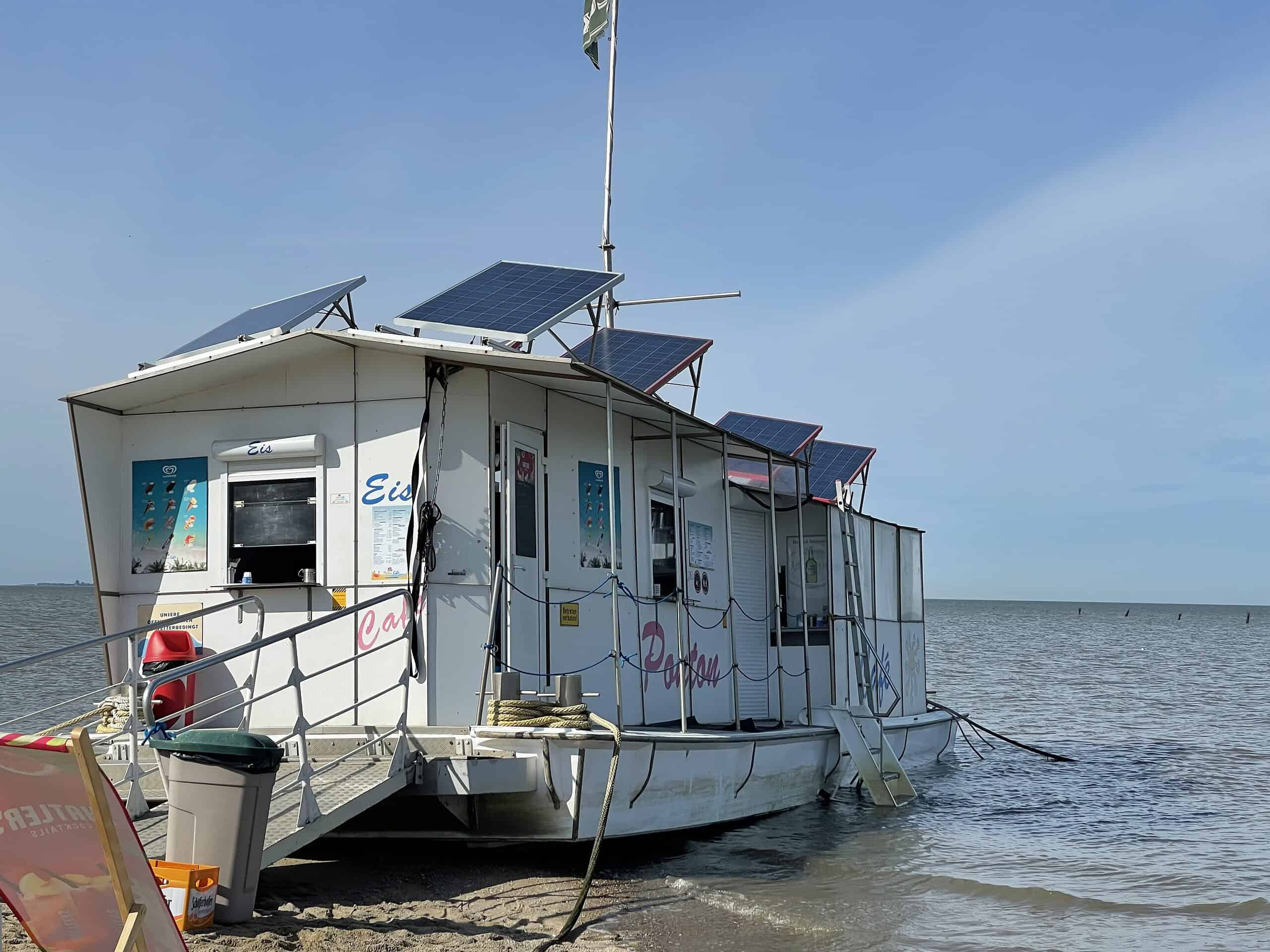 Ein Café-Boot am Strand.