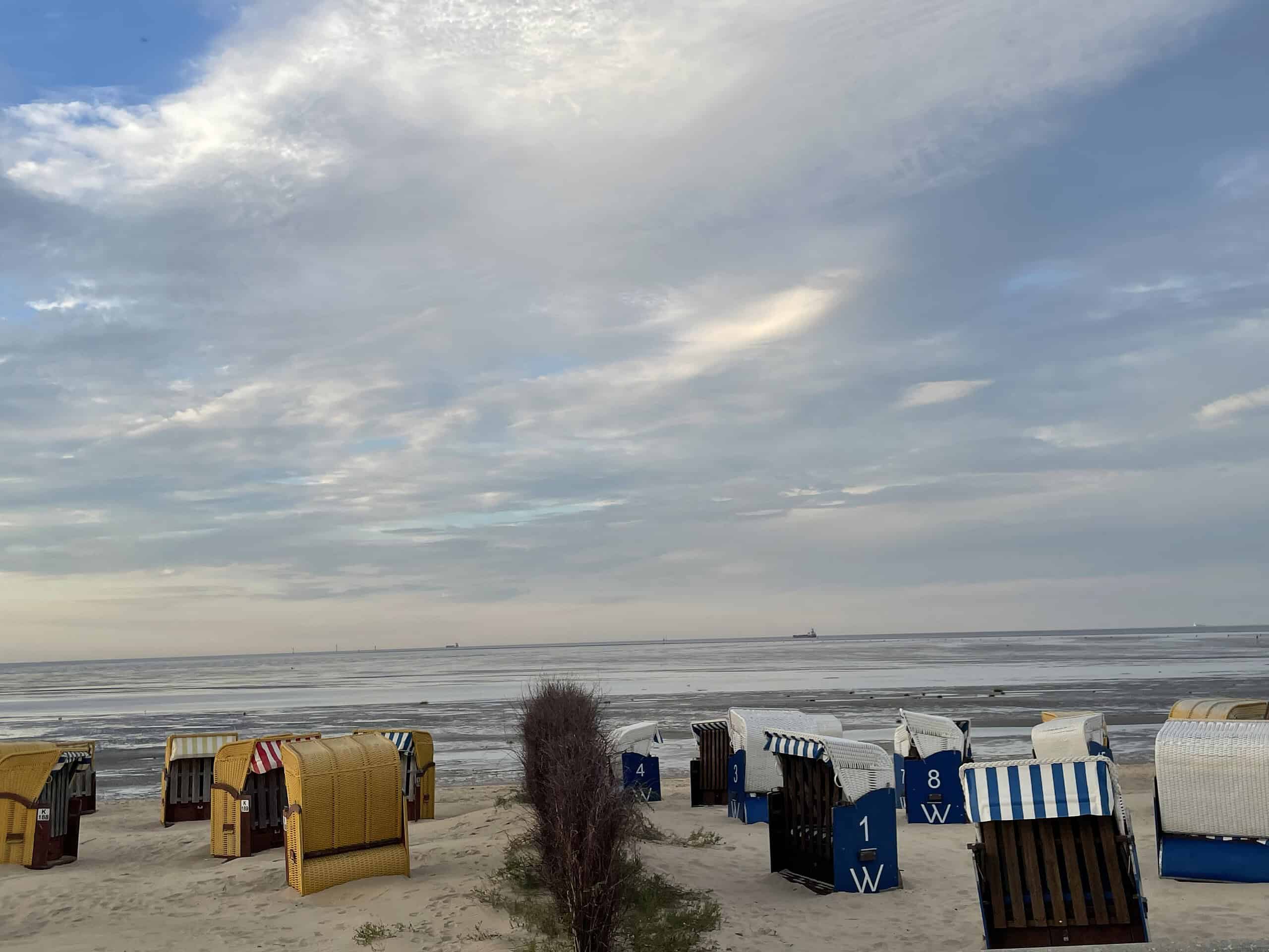 Nochmals gelbe und blaue Strandkörbe - mehr und ohne Betonmauer.