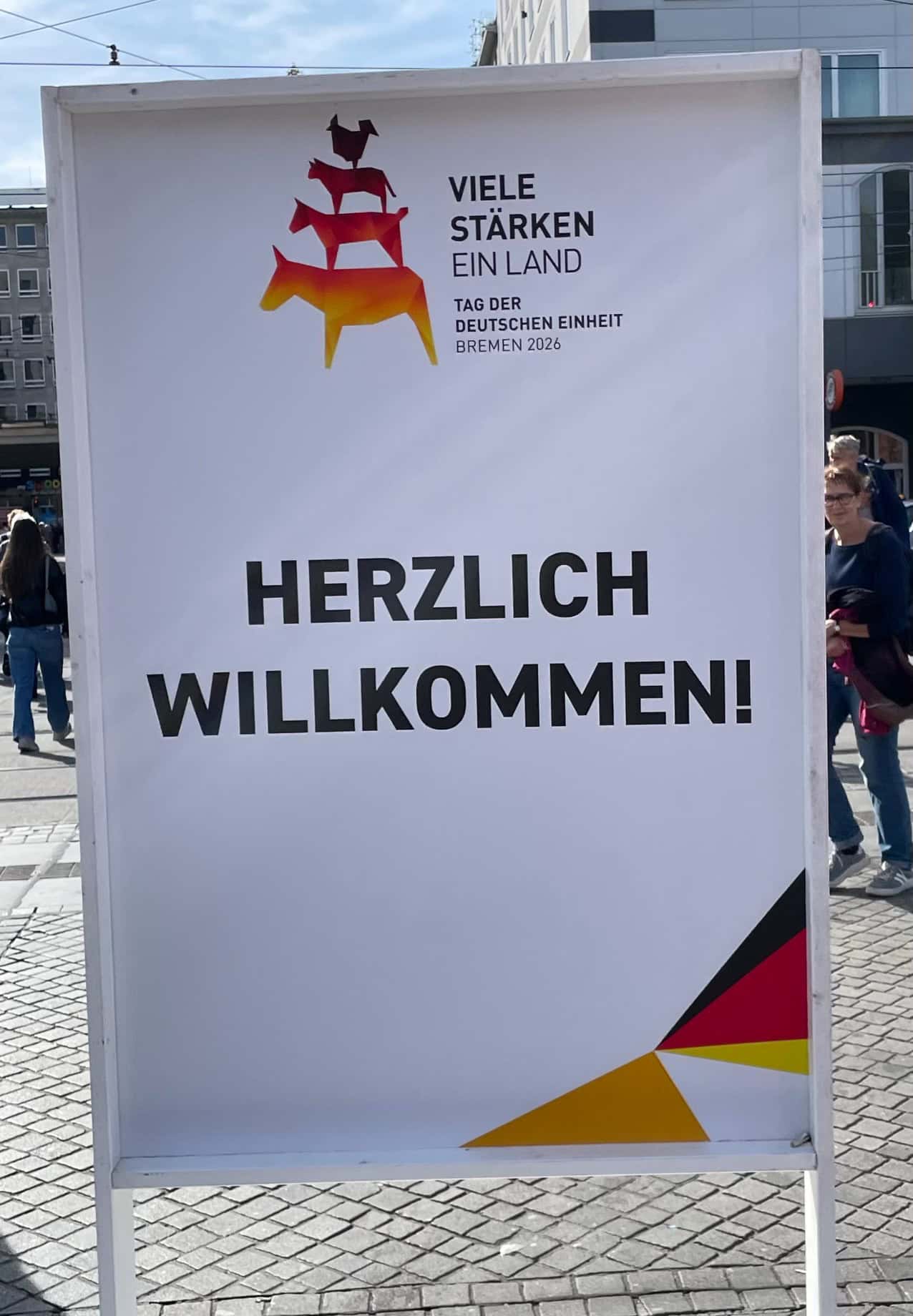 Herzlich willkommen-Schild zum Fest der Deutschen Einheit.