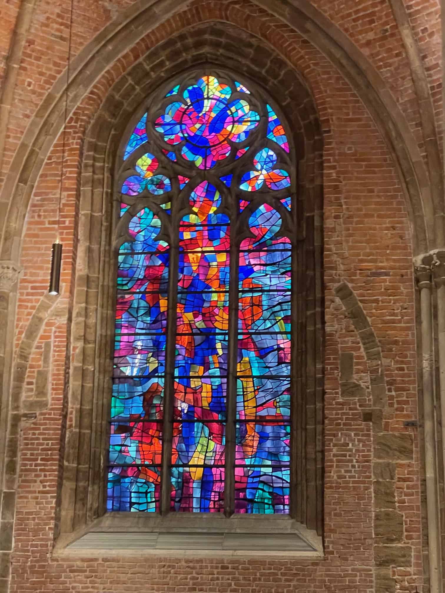 Buntes Kirchenfester in der Kirche 'UnsereLieben Frauen'.