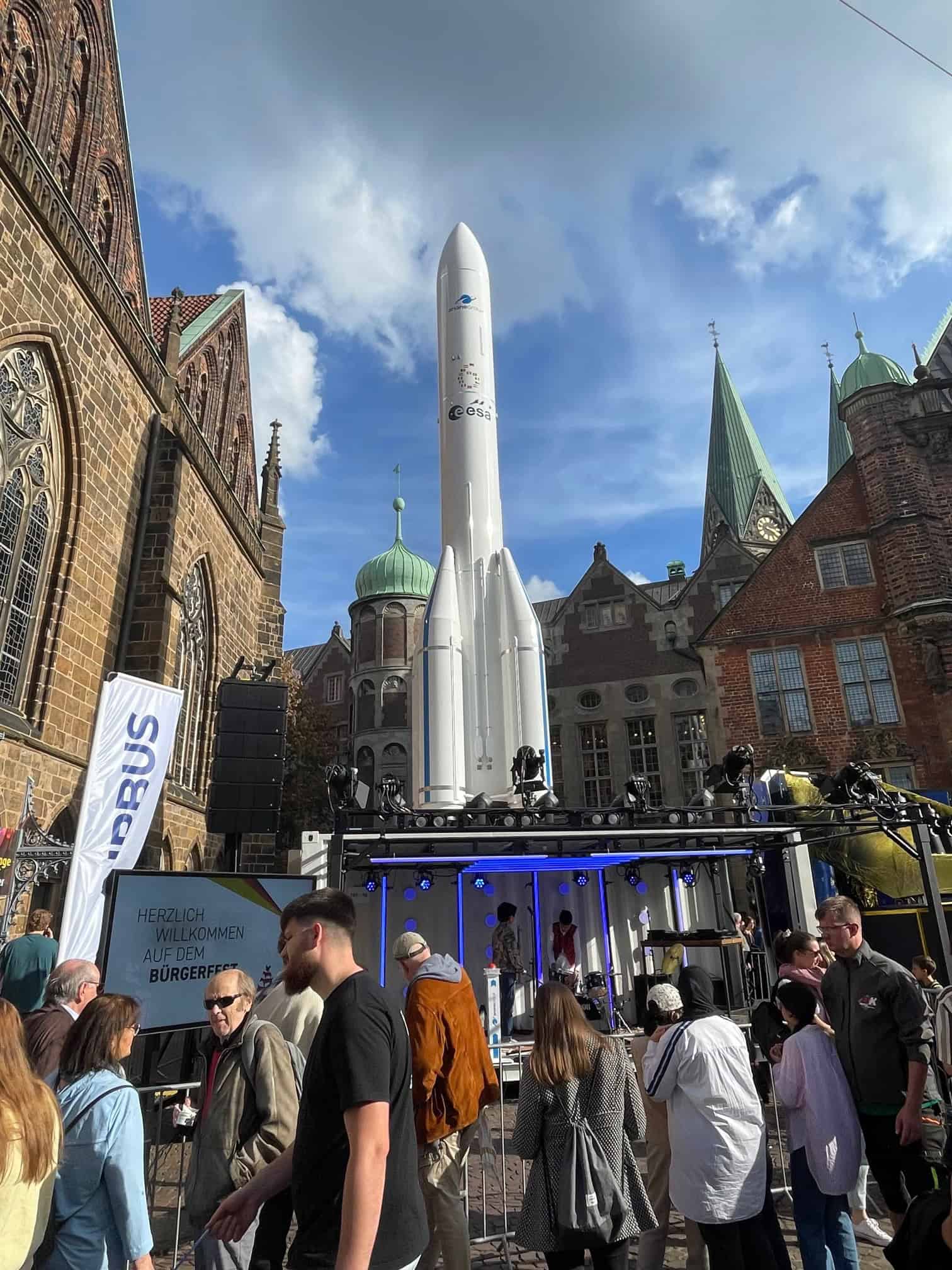 Aufgestellte Rakete vor der Bremer Innenstadtkullisse.