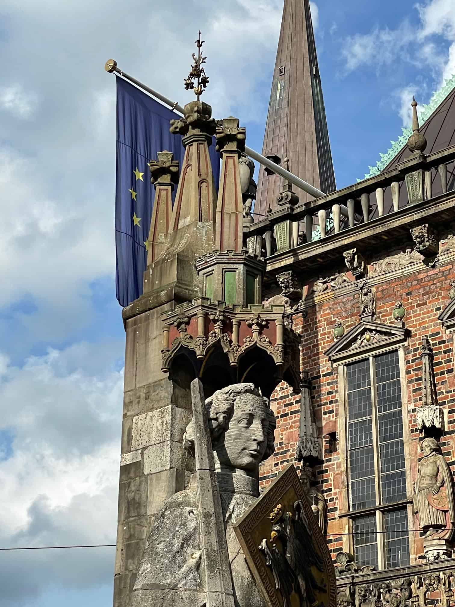 Der Kopf von Roland dem Riesen mit dem Bremer Rathaus im Hintergrund.