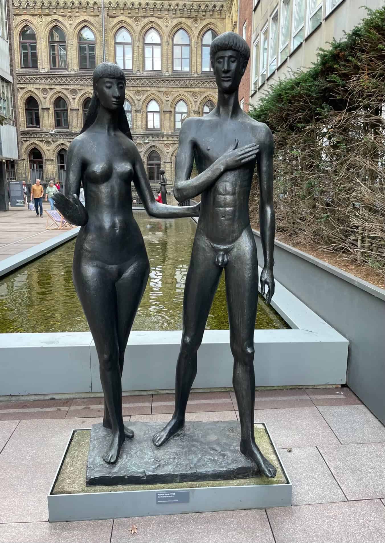 Skulpturen einer jungen Frau und jungen Mannes, beide nackt.