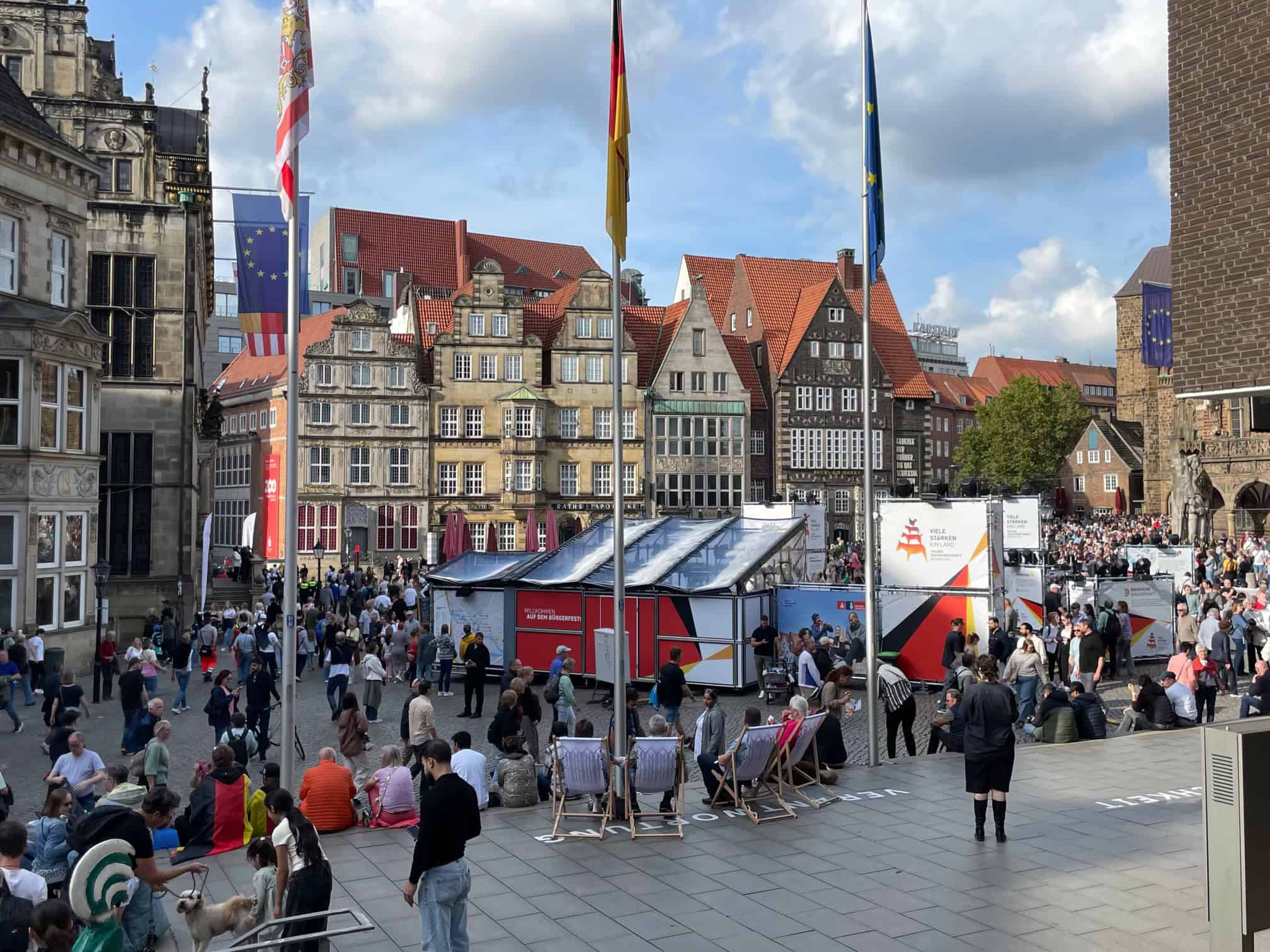 Blick auf das Bürgerfest mit den Ständen.