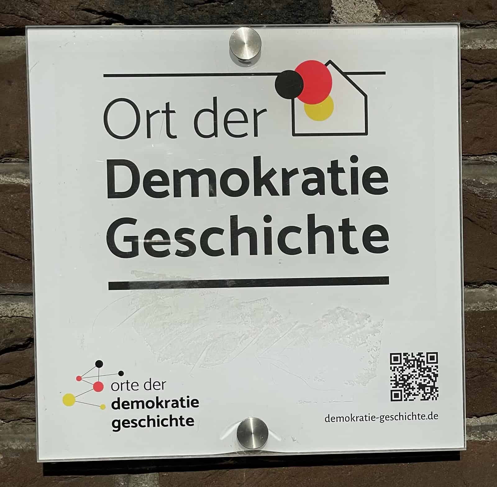 Schild an Wand: Ort der Demokratie Geschichte.