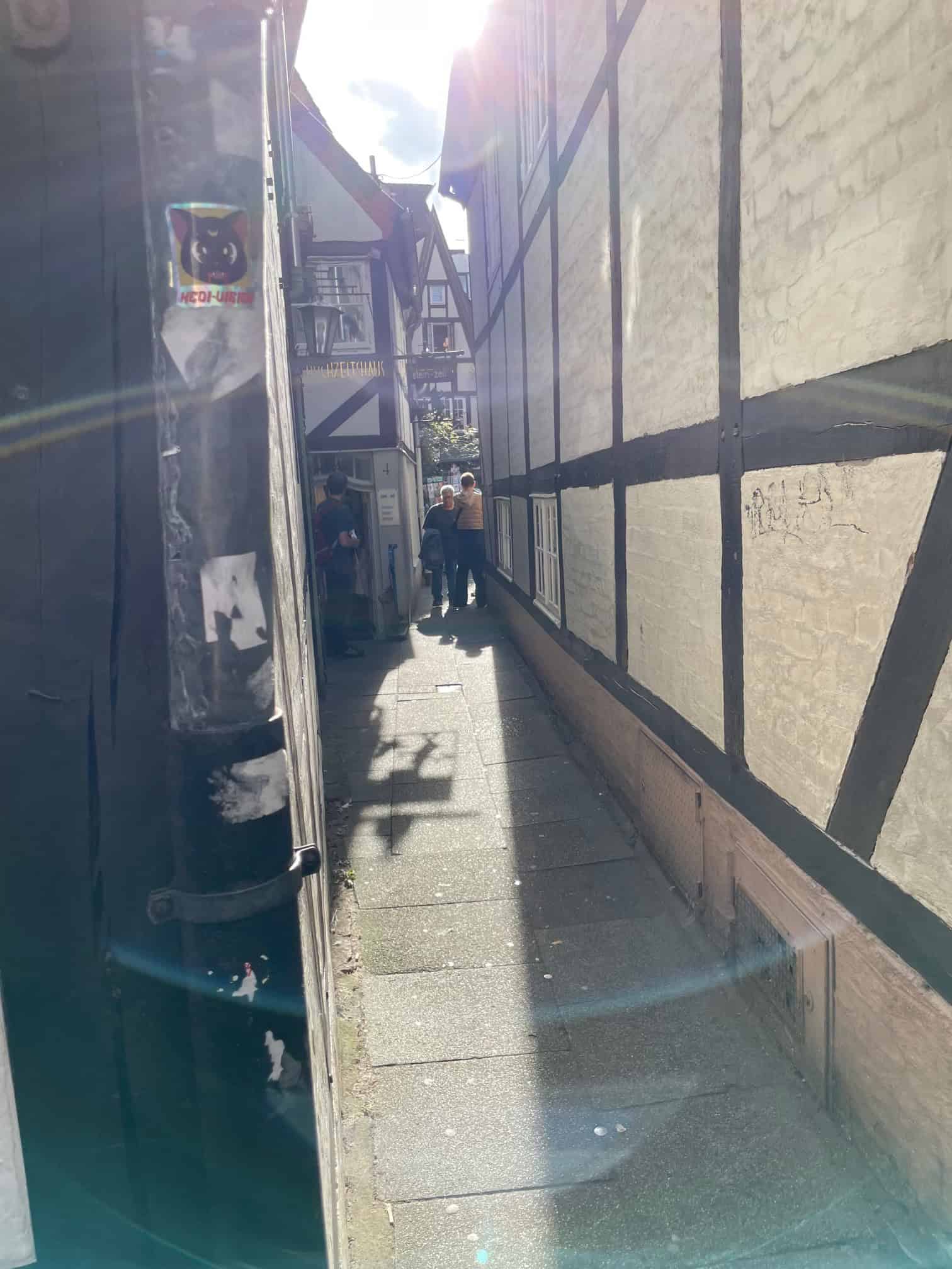 Sehr schmaler Durchgang zwischen zwei Häusern im Schnoorviertel.