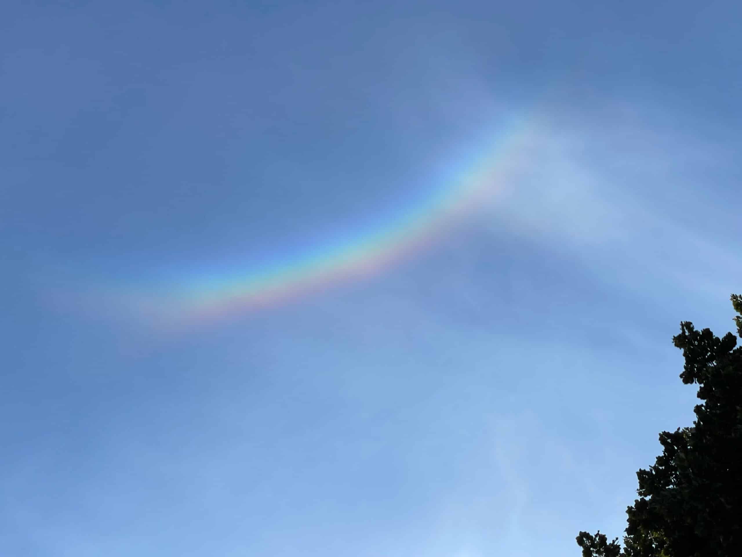 Kleiner Regenbogen am Himmel.