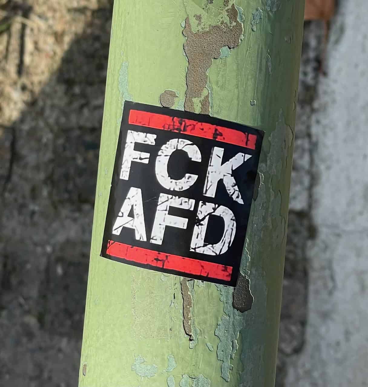 FCK AFD auf Metallhandlauf.