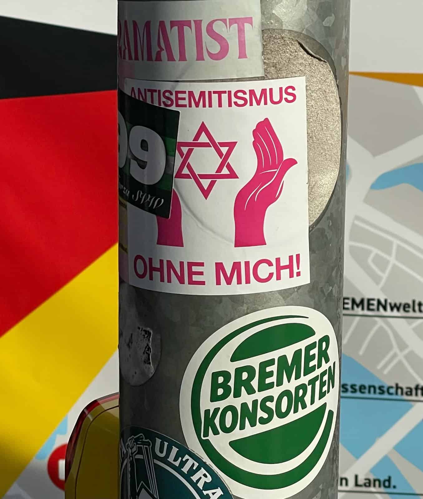 Laternenpfahl mit 'Antisemitismus ohne mich'-Aufkleber