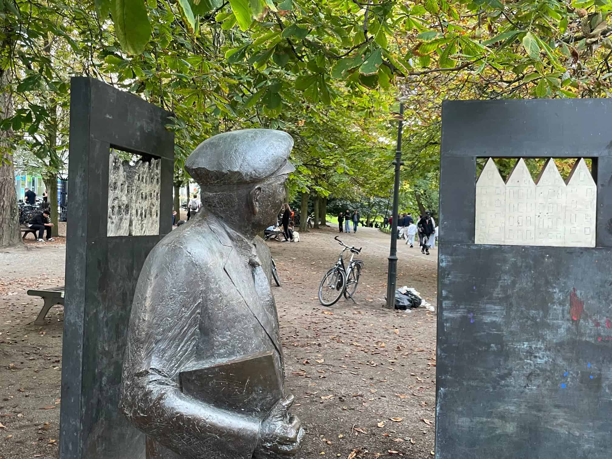 Plastik mit Figur mit Hut und zwei Wänden.