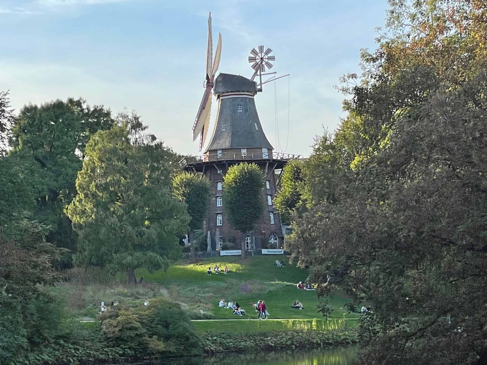 Die Mühle in Bremen mit Park darum.