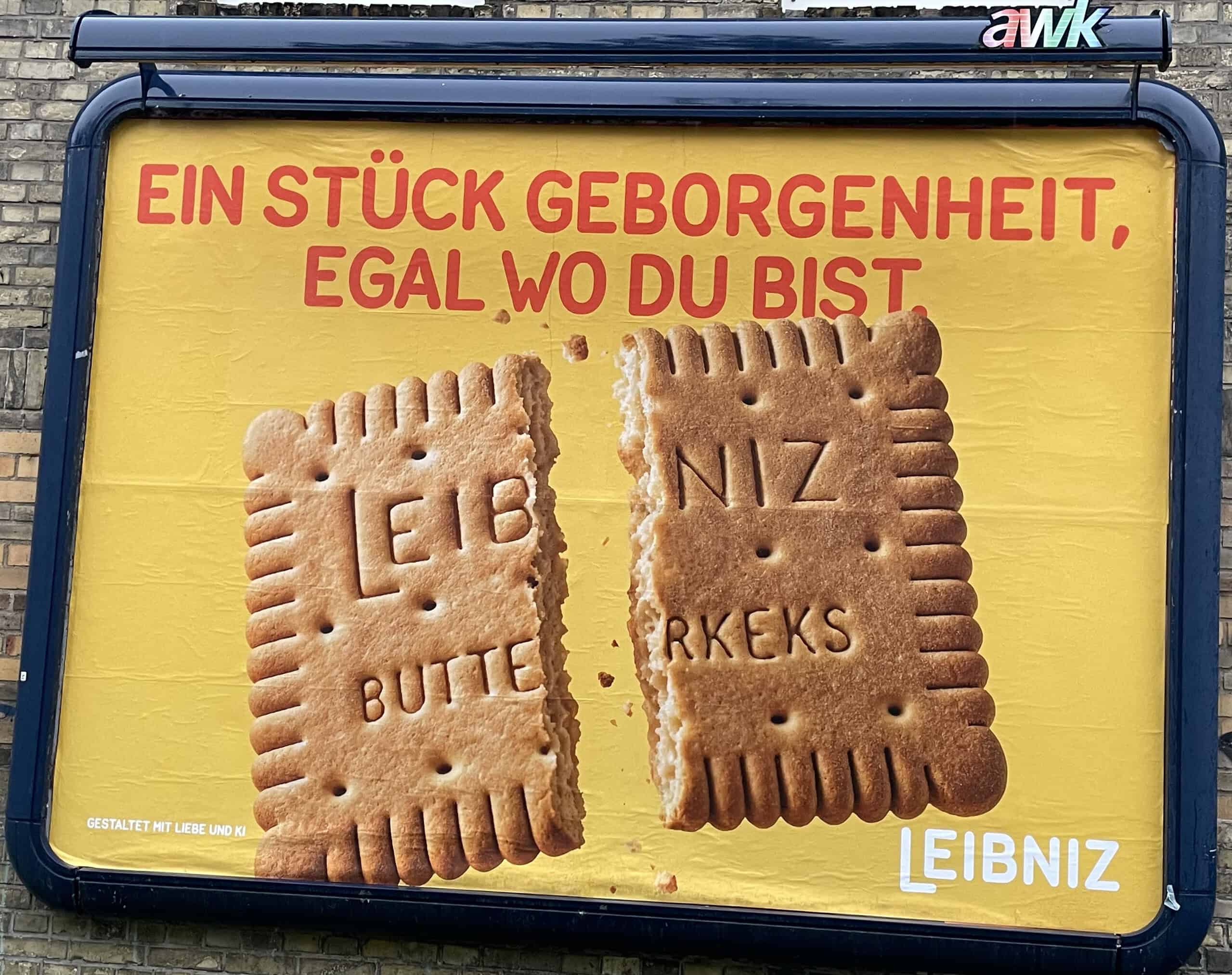 Großplakat an Wand mit in der Mitte zerbrochenem Leibniz-Keks und Skigan: EIN STÜCK GEBORGENHEIT, EGAL WO DU BIST
